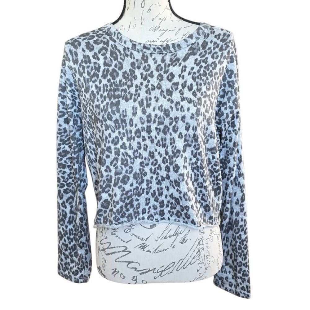 Antistar Women's Size Medium Gray Leopard Soft  Knit Cropped Long Sleeve Top